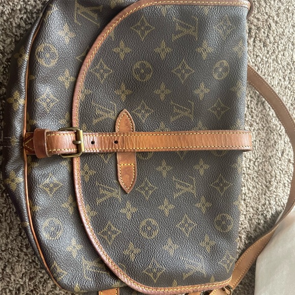 Louis Vuitton - Picture 1 of 5